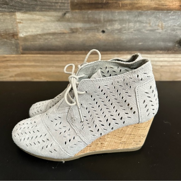 TOMS Desert Wedge Drizzle Gray Suede Perf Leaf Womens Size 7 Bootie - Picture 1 of 9